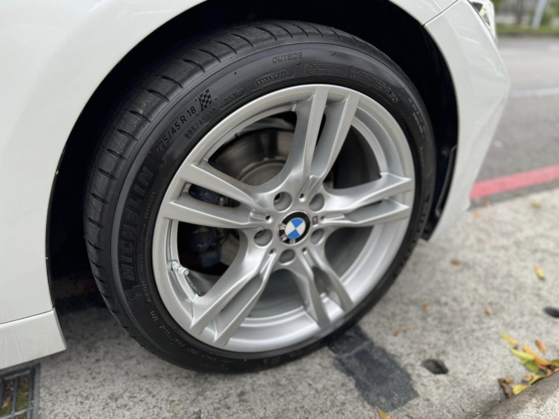 BMW/ 寶馬  3 SERIES  320i Sport Line 金鑽店~好康的來囉！新進2014年式 BMW320i Sport 白 5門掀背旅行式 里程只跑7萬多公里 主要配備 循跡防滑 胎壓監控 6安 HK音響 免鑰啟動車門鎖 定速 電動尾門 倒車影像 雨滴感應雨刷 光感應頭燈 電動摺疊後視鏡 全景天窗 恆溫分區空調 雙電動座椅 後座出風口 LED日行燈 HID頭燈 車頂行李架 等多項配備！ | 新北市汽車商業同業公會｜TACA優良車商聯盟｜中古、二手車買車賣車公會認證保固