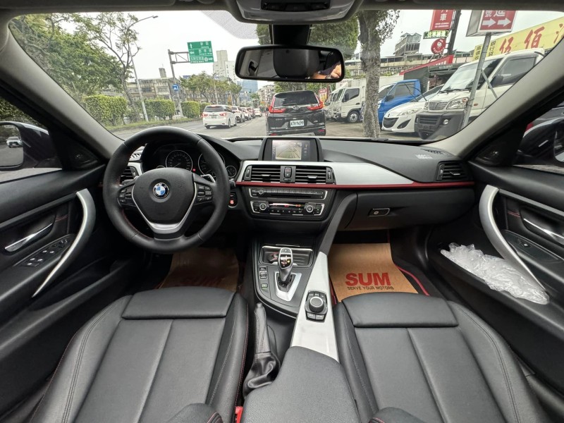 BMW/ 寶馬  3 SERIES  320i Sport Line 金鑽店~好康的來囉！新進2014年式 BMW320i Sport 白 5門掀背旅行式 里程只跑7萬多公里 主要配備 循跡防滑 胎壓監控 6安 HK音響 免鑰啟動車門鎖 定速 電動尾門 倒車影像 雨滴感應雨刷 光感應頭燈 電動摺疊後視鏡 全景天窗 恆溫分區空調 雙電動座椅 後座出風口 LED日行燈 HID頭燈 車頂行李架 等多項配備！ | 新北市汽車商業同業公會｜TACA優良車商聯盟｜中古、二手車買車賣車公會認證保固