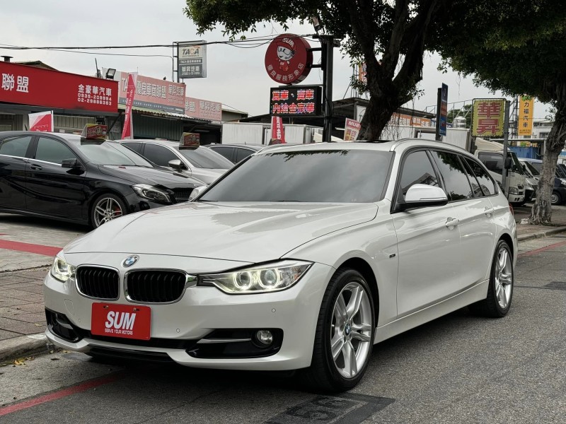 BMW/ 寶馬  3 SERIES  320i Sport Line 金鑽店~好康的來囉！新進2014年式 BMW320i Sport 白 5門掀背旅行式 里程只跑7萬多公里 主要配備 循跡防滑 胎壓監控 6安 HK音響 免鑰啟動車門鎖 定速 電動尾門 倒車影像 雨滴感應雨刷 光感應頭燈 電動摺疊後視鏡 全景天窗 恆溫分區空調 雙電動座椅 後座出風口 LED日行燈 HID頭燈 車頂行李架 等多項配備！ | 新北市汽車商業同業公會｜TACA優良車商聯盟｜中古、二手車買車賣車公會認證保固