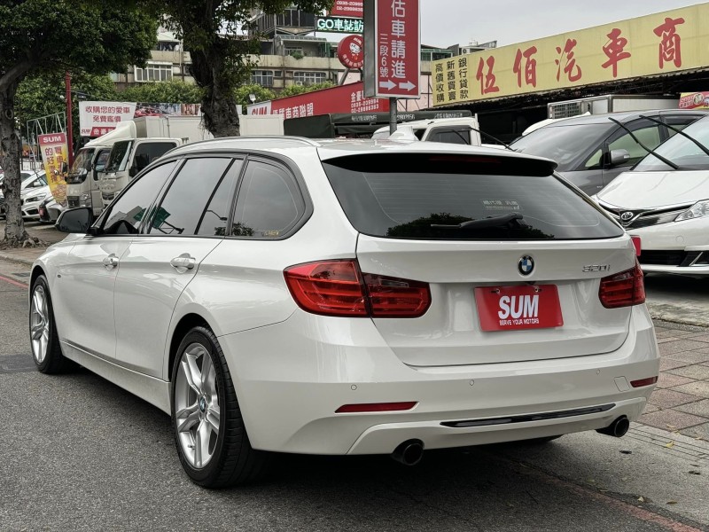 BMW/ 寶馬  3 SERIES  320i Sport Line 金鑽店~好康的來囉！新進2014年式 BMW320i Sport 白 5門掀背旅行式 里程只跑7萬多公里 主要配備 循跡防滑 胎壓監控 6安 HK音響 免鑰啟動車門鎖 定速 電動尾門 倒車影像 雨滴感應雨刷 光感應頭燈 電動摺疊後視鏡 全景天窗 恆溫分區空調 雙電動座椅 後座出風口 LED日行燈 HID頭燈 車頂行李架 等多項配備！ | 新北市汽車商業同業公會｜TACA優良車商聯盟｜中古、二手車買車賣車公會認證保固