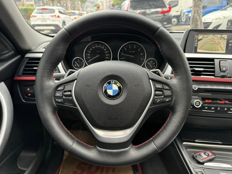 BMW/ 寶馬  3 SERIES  320i Sport Line 金鑽店~好康的來囉！新進2014年式 BMW320i Sport 白 5門掀背旅行式 里程只跑7萬多公里 主要配備 循跡防滑 胎壓監控 6安 HK音響 免鑰啟動車門鎖 定速 電動尾門 倒車影像 雨滴感應雨刷 光感應頭燈 電動摺疊後視鏡 全景天窗 恆溫分區空調 雙電動座椅 後座出風口 LED日行燈 HID頭燈 車頂行李架 等多項配備！ | 新北市汽車商業同業公會｜TACA優良車商聯盟｜中古、二手車買車賣車公會認證保固