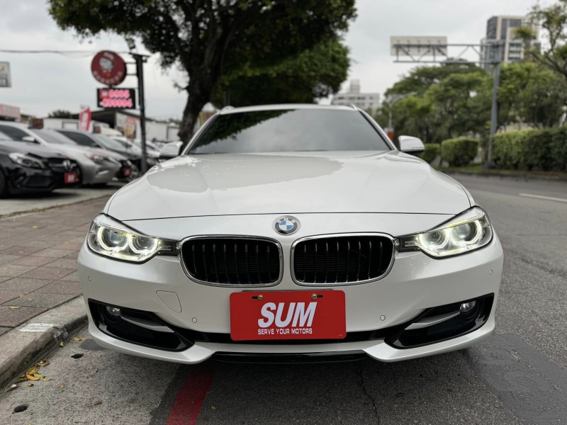 BMW/ 寶馬  3 SERIES  320i Sport Line 金鑽店~好康的來囉！新進2014年式 BMW320i Sport 白 5門掀背旅行式 里程只跑7萬多公里 主要配備 循跡防滑 胎壓監控 6安 HK音響 免鑰啟動車門鎖 定速 電動尾門 倒車影像 雨滴感應雨刷 光感應頭燈 電動摺疊後視鏡 全景天窗 恆溫分區空調 雙電動座椅 後座出風口 LED日行燈 HID頭燈 車頂行李架 等多項配備！ | 新北市汽車商業同業公會｜TACA優良車商聯盟｜中古、二手車買車賣車公會認證保固