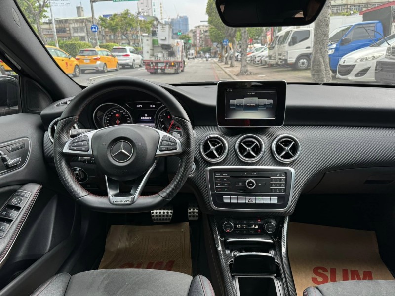 Mercedes-Benz/賓士   A-CLASS  A180 金鑽店~超帥的賓士 5門掀背車來啦！新進2017年式 最頂規的A180 AMG版本 只跑9萬多公里喔！前車主非常的顧車 買到賺到 此車主要配備有 循跡防滑 9安 胎壓監控 主動安全預防系統 免鑰啟動車門鎖 定速 倒車影像 自動停車系統 光感應頭燈 雨滴感應雨刷 換檔撥片 恆溫分區空調 粉塵過濾器 雙前座跑車座椅 電動記憶座椅 後座出風口 LED頭燈 空力套件 等超多樣配備！ | 新北市汽車商業同業公會｜TACA優良車商聯盟｜中古、二手車買車賣車公會認證保固