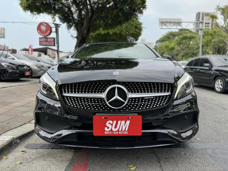 Mercedes-Benz/賓士   A-CLASS  A180 金鑽店~超帥的賓士 5門掀背車來啦！新進2017年式 最頂規的A180 AMG版本 只跑9萬多公里喔！前車主非常的顧車 買到賺到 此車主要配備有 循跡防滑 9安 胎壓監控 主動安全預防系統 免鑰啟動車門鎖 定速 倒車影像 自動停車系統 光感應頭燈 雨滴感應雨刷 換檔撥片 恆溫分區空調 粉塵過濾器 雙前座跑車座椅 電動記憶座椅 後座出風口 LED頭燈 空力套件 等超多樣配備！ | 新北市汽車商業同業公會｜TACA優良車商聯盟｜中古、二手車買車賣車公會認證保固