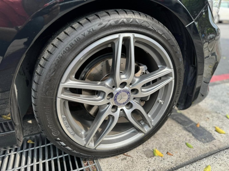 Mercedes-Benz/賓士   A-CLASS  A180 金鑽店~超帥的賓士 5門掀背車來啦！新進2017年式 最頂規的A180 AMG版本 只跑9萬多公里喔！前車主非常的顧車 買到賺到 此車主要配備有 循跡防滑 9安 胎壓監控 主動安全預防系統 免鑰啟動車門鎖 定速 倒車影像 自動停車系統 光感應頭燈 雨滴感應雨刷 換檔撥片 恆溫分區空調 粉塵過濾器 雙前座跑車座椅 電動記憶座椅 後座出風口 LED頭燈 空力套件 等超多樣配備！ | 新北市汽車商業同業公會｜TACA優良車商聯盟｜中古、二手車買車賣車公會認證保固