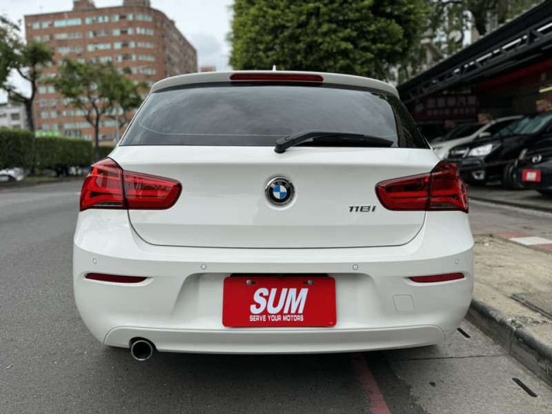 BMW/ 寶馬  1 SERIES  118i 運動版 金鑽店~BMW118i 白 里程保證只跑3萬多公里 主要配備有，循跡防滑 斜坡起步輔助 車道偏離警示系統 AEB自動緊急煞車系統 胎壓監控 6安 免鑰啟動車門鎖 定速 倒車影像 導航 光感應頭燈 雨滴感應雨刷 電動摺疊後視鏡   藍芽通訊 恆溫分區空調 雙電動座椅 後座出風口 粉塵過濾器 LED日行燈 頭燈 尾燈 等超多樣配備！ | 新北市汽車商業同業公會｜TACA優良車商聯盟｜中古、二手車買車賣車公會認證保固