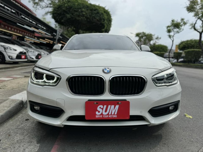 BMW/ 寶馬  1 SERIES  118i 運動版 金鑽店~BMW118i 白 里程保證只跑3萬多公里 主要配備有，循跡防滑 斜坡起步輔助 車道偏離警示系統 AEB自動緊急煞車系統 胎壓監控 6安 免鑰啟動車門鎖 定速 倒車影像 導航 光感應頭燈 雨滴感應雨刷 電動摺疊後視鏡   藍芽通訊 恆溫分區空調 雙電動座椅 後座出風口 粉塵過濾器 LED日行燈 頭燈 尾燈 等超多樣配備！ | 新北市汽車商業同業公會｜TACA優良車商聯盟｜中古、二手車買車賣車公會認證保固