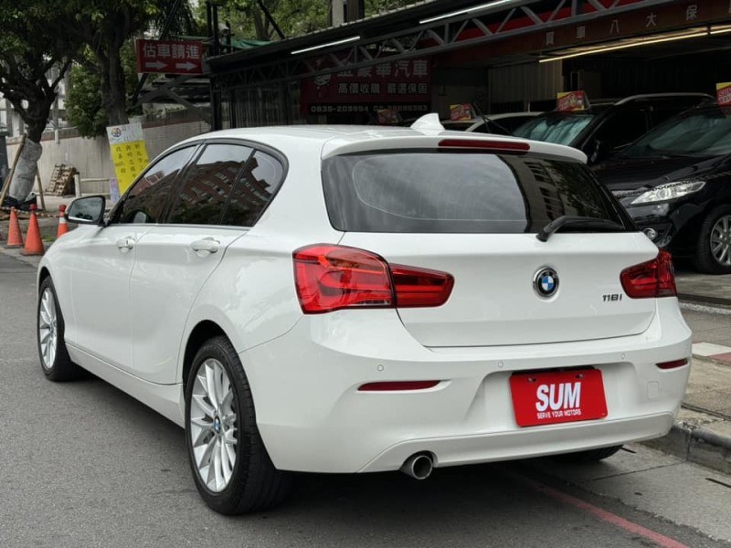 BMW/ 寶馬  1 SERIES  118i 運動版 金鑽店~BMW118i 白 里程保證只跑3萬多公里 主要配備有，循跡防滑 斜坡起步輔助 車道偏離警示系統 AEB自動緊急煞車系統 胎壓監控 6安 免鑰啟動車門鎖 定速 倒車影像 導航 光感應頭燈 雨滴感應雨刷 電動摺疊後視鏡   藍芽通訊 恆溫分區空調 雙電動座椅 後座出風口 粉塵過濾器 LED日行燈 頭燈 尾燈 等超多樣配備！ | 新北市汽車商業同業公會｜TACA優良車商聯盟｜中古、二手車買車賣車公會認證保固