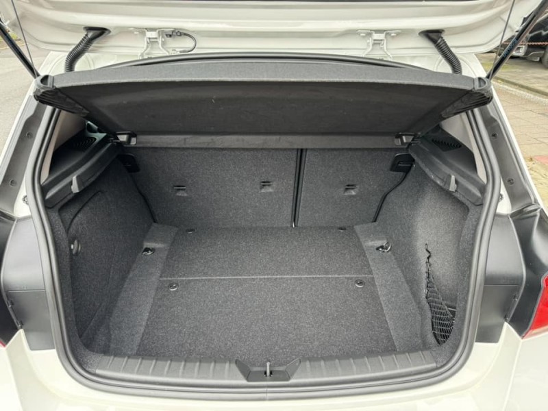 BMW/ 寶馬  1 SERIES  118i 運動版 金鑽店~BMW118i 白 里程保證只跑3萬多公里 主要配備有，循跡防滑 斜坡起步輔助 車道偏離警示系統 AEB自動緊急煞車系統 胎壓監控 6安 免鑰啟動車門鎖 定速 倒車影像 導航 光感應頭燈 雨滴感應雨刷 電動摺疊後視鏡   藍芽通訊 恆溫分區空調 雙電動座椅 後座出風口 粉塵過濾器 LED日行燈 頭燈 尾燈 等超多樣配備！ | 新北市汽車商業同業公會｜TACA優良車商聯盟｜中古、二手車買車賣車公會認證保固