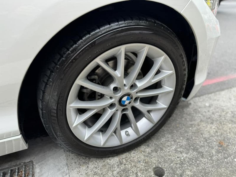 BMW/ 寶馬  1 SERIES  118i 運動版 金鑽店~BMW118i 白 里程保證只跑3萬多公里 主要配備有，循跡防滑 斜坡起步輔助 車道偏離警示系統 AEB自動緊急煞車系統 胎壓監控 6安 免鑰啟動車門鎖 定速 倒車影像 導航 光感應頭燈 雨滴感應雨刷 電動摺疊後視鏡   藍芽通訊 恆溫分區空調 雙電動座椅 後座出風口 粉塵過濾器 LED日行燈 頭燈 尾燈 等超多樣配備！ | 新北市汽車商業同業公會｜TACA優良車商聯盟｜中古、二手車買車賣車公會認證保固