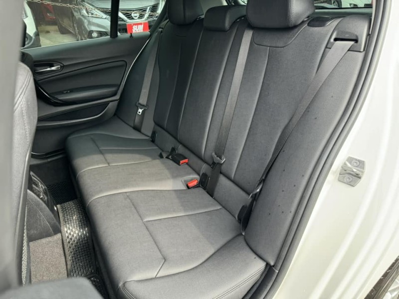 BMW/ 寶馬  1 SERIES  118i 運動版 金鑽店~BMW118i 白 里程保證只跑3萬多公里 主要配備有，循跡防滑 斜坡起步輔助 車道偏離警示系統 AEB自動緊急煞車系統 胎壓監控 6安 免鑰啟動車門鎖 定速 倒車影像 導航 光感應頭燈 雨滴感應雨刷 電動摺疊後視鏡   藍芽通訊 恆溫分區空調 雙電動座椅 後座出風口 粉塵過濾器 LED日行燈 頭燈 尾燈 等超多樣配備！ | 新北市汽車商業同業公會｜TACA優良車商聯盟｜中古、二手車買車賣車公會認證保固