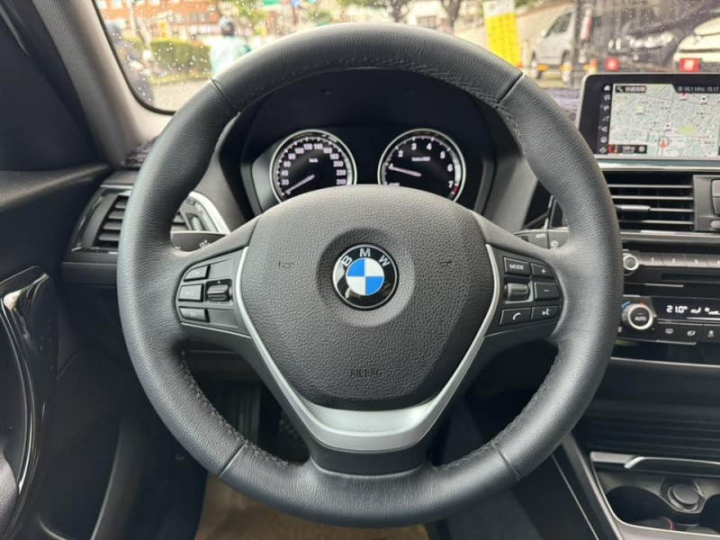 BMW/ 寶馬  1 SERIES  118i 運動版 金鑽店~BMW118i 白 里程保證只跑3萬多公里 主要配備有，循跡防滑 斜坡起步輔助 車道偏離警示系統 AEB自動緊急煞車系統 胎壓監控 6安 免鑰啟動車門鎖 定速 倒車影像 導航 光感應頭燈 雨滴感應雨刷 電動摺疊後視鏡   藍芽通訊 恆溫分區空調 雙電動座椅 後座出風口 粉塵過濾器 LED日行燈 頭燈 尾燈 等超多樣配備！ | 新北市汽車商業同業公會｜TACA優良車商聯盟｜中古、二手車買車賣車公會認證保固