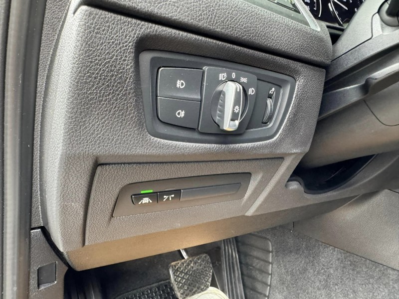 BMW/ 寶馬  1 SERIES  118i 運動版 金鑽店~BMW118i 白 里程保證只跑3萬多公里 主要配備有，循跡防滑 斜坡起步輔助 車道偏離警示系統 AEB自動緊急煞車系統 胎壓監控 6安 免鑰啟動車門鎖 定速 倒車影像 導航 光感應頭燈 雨滴感應雨刷 電動摺疊後視鏡   藍芽通訊 恆溫分區空調 雙電動座椅 後座出風口 粉塵過濾器 LED日行燈 頭燈 尾燈 等超多樣配備！ | 新北市汽車商業同業公會｜TACA優良車商聯盟｜中古、二手車買車賣車公會認證保固