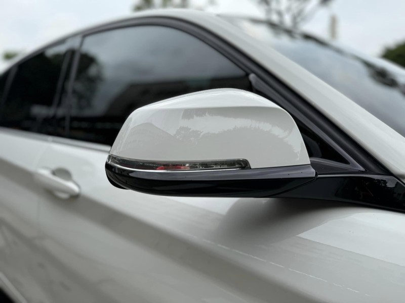 BMW/ 寶馬  1 SERIES  118i 運動版 金鑽店~BMW118i 白 里程保證只跑3萬多公里 主要配備有，循跡防滑 斜坡起步輔助 車道偏離警示系統 AEB自動緊急煞車系統 胎壓監控 6安 免鑰啟動車門鎖 定速 倒車影像 導航 光感應頭燈 雨滴感應雨刷 電動摺疊後視鏡   藍芽通訊 恆溫分區空調 雙電動座椅 後座出風口 粉塵過濾器 LED日行燈 頭燈 尾燈 等超多樣配備！ | 新北市汽車商業同業公會｜TACA優良車商聯盟｜中古、二手車買車賣車公會認證保固
