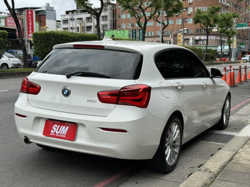 BMW/ 寶馬  1 SERIES  118i 運動版 金鑽店~BMW118i 白 里程保證只跑2萬多公里 主要配備有，循跡防滑 斜坡起步輔助 車道偏離警示系統 AEB自動緊急煞車系統 胎壓監控 6安 免鑰啟動車門鎖 定速 倒車影像 導航 光感應頭燈 雨滴感應雨刷 電動摺疊後視鏡 Apple CarPlay  藍芽通訊 恆溫分區空調 雙電動座椅 後座出風口 粉塵過濾器 LED日行燈 頭燈 尾燈 等超多樣配備！ | 新北市汽車商業同業公會｜TACA優良車商聯盟｜中古、二手車買車賣車公會認證保固