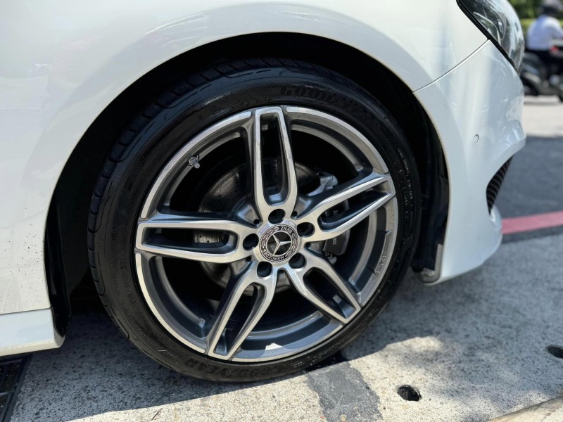 Mercedes-Benz/賓士   B-CLASS  B180 金鑽店~賓士總代理B180 AMG版本！ 主要配備有，AEB自動煞停 主動安全預防系統 循跡防滑 胎壓監控 9安 免鑰匙啟動車門鎖 定速 自動停車系統 光感應頭燈 雨滴感應雨刷 倒車影像 電動摺疊後視鏡 換檔撥片 分區恆溫空調 粉塵過濾器 雙電動記憶座椅 後座出風口 LED日行燈 頭燈 尾燈 空力套件 等超多項配備！ | 新北市汽車商業同業公會｜TACA優良車商聯盟｜中古、二手車買車賣車公會認證保固