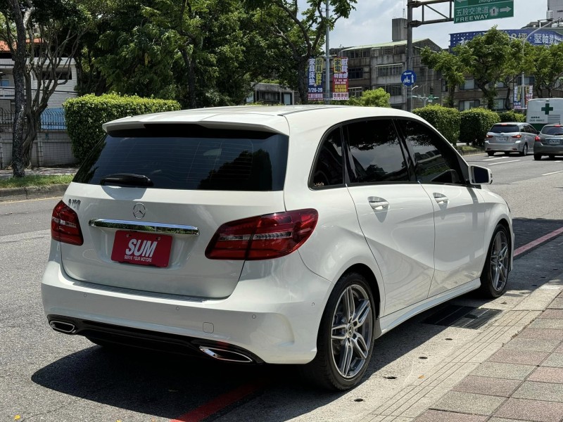 Mercedes-Benz/賓士   B-CLASS  B180 金鑽店~賓士總代理B180 AMG版本！ 主要配備有，AEB自動煞停 主動安全預防系統 循跡防滑 胎壓監控 9安 免鑰匙啟動車門鎖 定速 自動停車系統 光感應頭燈 雨滴感應雨刷 倒車影像 電動摺疊後視鏡 換檔撥片 分區恆溫空調 粉塵過濾器 雙電動記憶座椅 後座出風口 LED日行燈 頭燈 尾燈 空力套件 等超多項配備！ | 新北市汽車商業同業公會｜TACA優良車商聯盟｜中古、二手車買車賣車公會認證保固