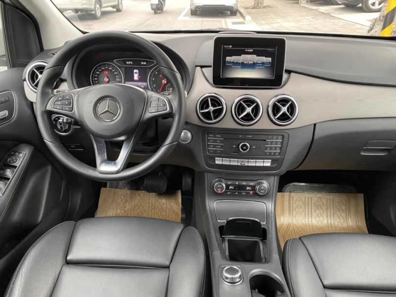 Mercedes-Benz/賓士   B-CLASS  B180 金鑽店~總代理B180白 原廠保養 里程保證只跑6萬多公里 小改款 免鑰啟動 後座出風口 定速 自動停車 循跡防滑 9安 主動式安全防護系統 胎壓監控 等多樣配備！ | 新北市汽車商業同業公會｜TACA優良車商聯盟｜中古、二手車買車賣車公會認證保固