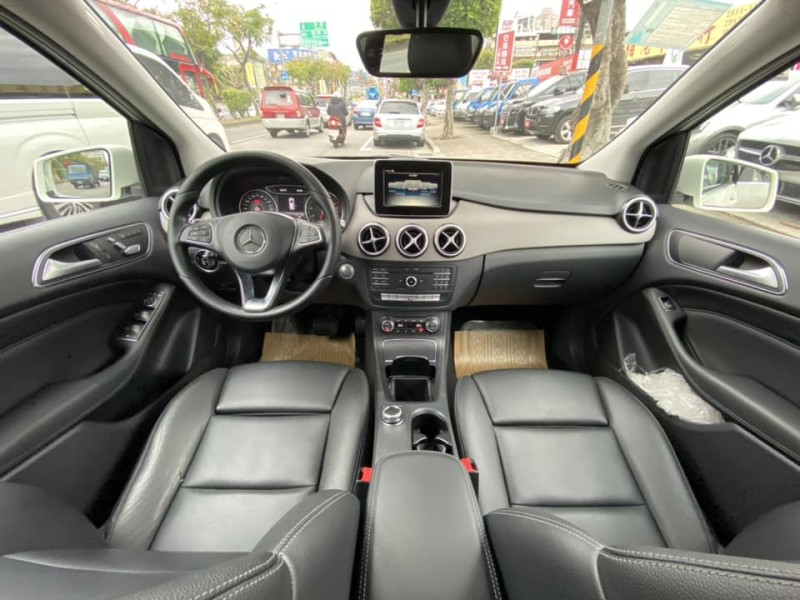 Mercedes-Benz/賓士   B-CLASS  B180 金鑽店~總代理B180白 原廠保養 里程保證只跑6萬多公里 小改款 免鑰啟動 後座出風口 定速 自動停車 循跡防滑 9安 主動式安全防護系統 胎壓監控 等多樣配備！ | 新北市汽車商業同業公會｜TACA優良車商聯盟｜中古、二手車買車賣車公會認證保固