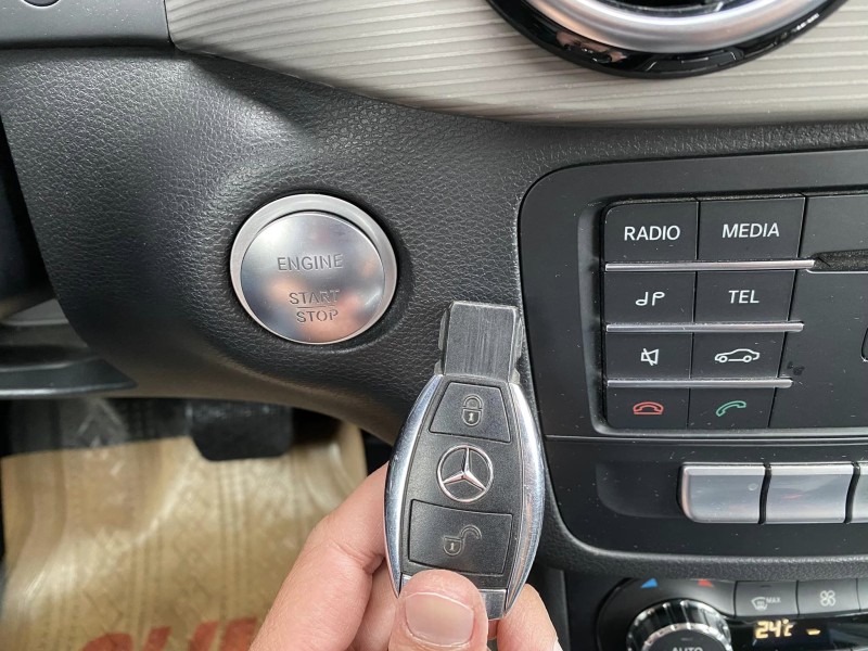 Mercedes-Benz/賓士   B-CLASS  B180 金鑽店~總代理B180白 原廠保養 里程保證只跑6萬多公里 小改款 免鑰啟動 後座出風口 定速 自動停車 循跡防滑 9安 主動式安全防護系統 胎壓監控 等多樣配備！ | 新北市汽車商業同業公會｜TACA優良車商聯盟｜中古、二手車買車賣車公會認證保固