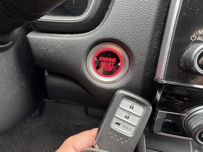 Honda  CR-V 金鑽店~CR-V 1.5S 里程保證5萬多公里 ！主要配備有 ACC主動跟車 車道維持輔助 車道偏離警示 車道變換輔助 斜坡起步輔助 循跡防滑 AEB自動緊急煞車 遠光燈自動控制 胎壓監控 8安 免鑰啟動車門鎖 定速 雨滴感應雨刷 全景天窗 電動尾門 衛星導航 恆溫分區空調 電動座椅 後座出風口 換檔撥片 LED日行燈 頭燈 尾燈 等超多項配備！ | 新北市汽車商業同業公會｜TACA優良車商聯盟｜中古、二手車買車賣車公會認證保固