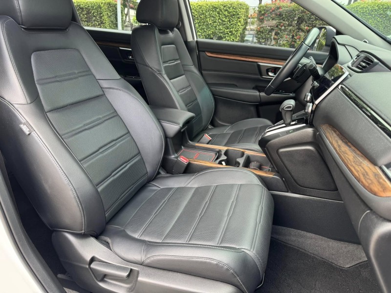 Honda  CR-V 金鑽店~CR-V 1.5S 里程保證5萬多公里 ！主要配備有 ACC主動跟車 車道維持輔助 車道偏離警示 車道變換輔助 斜坡起步輔助 循跡防滑 AEB自動緊急煞車 遠光燈自動控制 胎壓監控 8安 免鑰啟動車門鎖 定速 雨滴感應雨刷 全景天窗 電動尾門 衛星導航 恆溫分區空調 電動座椅 後座出風口 換檔撥片 LED日行燈 頭燈 尾燈 等超多項配備！ | 新北市汽車商業同業公會｜TACA優良車商聯盟｜中古、二手車買車賣車公會認證保固