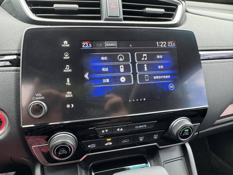 Honda  CR-V 金鑽店~CR-V 1.5S 里程保證5萬多公里 ！主要配備有 ACC主動跟車 車道維持輔助 車道偏離警示 車道變換輔助 斜坡起步輔助 循跡防滑 AEB自動緊急煞車 遠光燈自動控制 胎壓監控 8安 免鑰啟動車門鎖 定速 雨滴感應雨刷 全景天窗 電動尾門 衛星導航 恆溫分區空調 電動座椅 後座出風口 換檔撥片 LED日行燈 頭燈 尾燈 等超多項配備！ | 新北市汽車商業同業公會｜TACA優良車商聯盟｜中古、二手車買車賣車公會認證保固