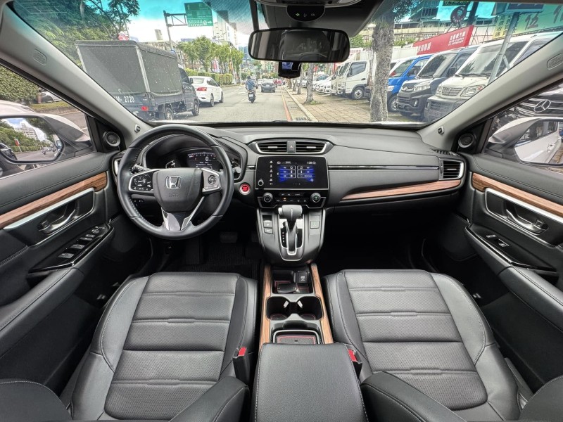 Honda  CR-V 金鑽店~CR-V 1.5S 里程保證5萬多公里 ！主要配備有 ACC主動跟車 車道維持輔助 車道偏離警示 車道變換輔助 斜坡起步輔助 循跡防滑 AEB自動緊急煞車 遠光燈自動控制 胎壓監控 8安 免鑰啟動車門鎖 定速 雨滴感應雨刷 全景天窗 電動尾門 衛星導航 恆溫分區空調 電動座椅 後座出風口 換檔撥片 LED日行燈 頭燈 尾燈 等超多項配備！ | 新北市汽車商業同業公會｜TACA優良車商聯盟｜中古、二手車買車賣車公會認證保固