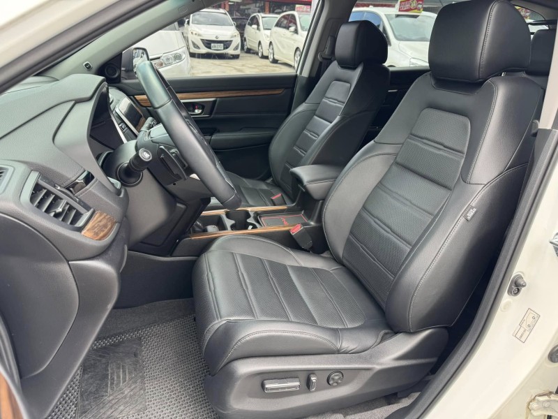 Honda  CR-V 金鑽店~CR-V 1.5S 里程保證5萬多公里 ！主要配備有 ACC主動跟車 車道維持輔助 車道偏離警示 車道變換輔助 斜坡起步輔助 循跡防滑 AEB自動緊急煞車 遠光燈自動控制 胎壓監控 8安 免鑰啟動車門鎖 定速 雨滴感應雨刷 全景天窗 電動尾門 衛星導航 恆溫分區空調 電動座椅 後座出風口 換檔撥片 LED日行燈 頭燈 尾燈 等超多項配備！ | 新北市汽車商業同業公會｜TACA優良車商聯盟｜中古、二手車買車賣車公會認證保固