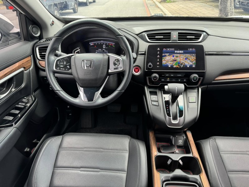 Honda  CR-V 金鑽店~CR-V 1.5S 里程保證5萬多公里 ！主要配備有 ACC主動跟車 車道維持輔助 車道偏離警示 車道變換輔助 斜坡起步輔助 循跡防滑 AEB自動緊急煞車 遠光燈自動控制 胎壓監控 8安 免鑰啟動車門鎖 定速 雨滴感應雨刷 全景天窗 電動尾門 衛星導航 恆溫分區空調 電動座椅 後座出風口 換檔撥片 LED日行燈 頭燈 尾燈 等超多項配備！ | 新北市汽車商業同業公會｜TACA優良車商聯盟｜中古、二手車買車賣車公會認證保固