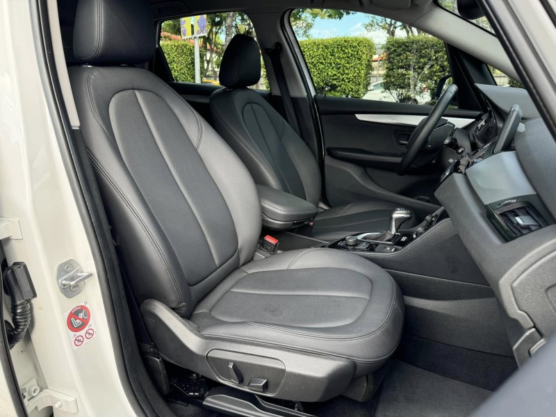 BMW/ 寶馬  2 SERIES  218i 金鑽店~BMW218i 白 主要配備有 循跡防滑 斜坡起步輔助 胎壓監控 6安 免鑰啟動車門 定速 倒車影像 光感應頭燈 雨滴感應雨刷 電動折疊後視鏡 分區恆溫空調 雙電動座椅 粉塵過濾器 後座出風口 LED日行燈 頭燈 尾燈 等多項配備！ | 新北市汽車商業同業公會｜TACA優良車商聯盟｜中古、二手車買車賣車公會認證保固