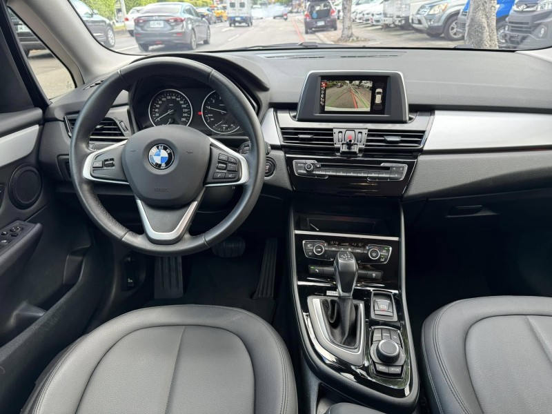 BMW/ 寶馬  2 SERIES  218i 金鑽店~BMW218i 白 主要配備有 循跡防滑 斜坡起步輔助 胎壓監控 6安 免鑰啟動車門 定速 倒車影像 光感應頭燈 雨滴感應雨刷 電動折疊後視鏡 分區恆溫空調 雙電動座椅 粉塵過濾器 後座出風口 LED日行燈 頭燈 尾燈 等多項配備！ | 新北市汽車商業同業公會｜TACA優良車商聯盟｜中古、二手車買車賣車公會認證保固
