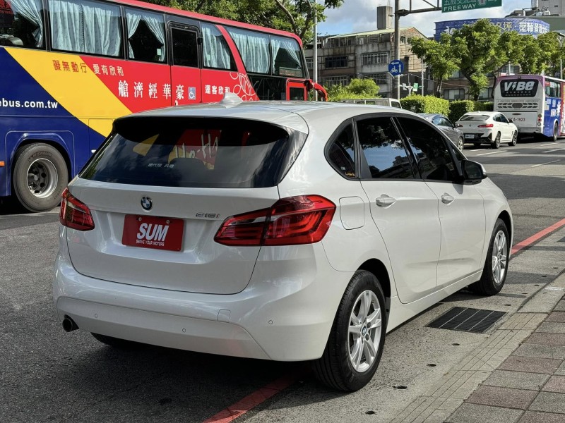 BMW/ 寶馬  2 SERIES  218i 金鑽店~BMW218i 白 主要配備有 循跡防滑 斜坡起步輔助 胎壓監控 6安 免鑰啟動車門 定速 倒車影像 光感應頭燈 雨滴感應雨刷 電動折疊後視鏡 分區恆溫空調 雙電動座椅 粉塵過濾器 後座出風口 LED日行燈 頭燈 尾燈 等多項配備！ | 新北市汽車商業同業公會｜TACA優良車商聯盟｜中古、二手車買車賣車公會認證保固