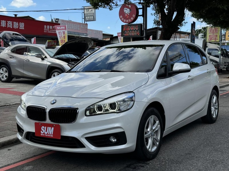 BMW/ 寶馬  2 SERIES  218i 金鑽店~BMW218i 白 主要配備有 循跡防滑 斜坡起步輔助 胎壓監控 6安 免鑰啟動車門 定速 倒車影像 光感應頭燈 雨滴感應雨刷 電動折疊後視鏡 分區恆溫空調 雙電動座椅 粉塵過濾器 後座出風口 LED日行燈 頭燈 尾燈 等多項配備！ | 新北市汽車商業同業公會｜TACA優良車商聯盟｜中古、二手車買車賣車公會認證保固