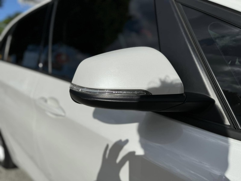 BMW/ 寶馬  2 SERIES  218i 金鑽店~BMW218i 白 主要配備有 循跡防滑 斜坡起步輔助 胎壓監控 6安 免鑰啟動車門 定速 倒車影像 光感應頭燈 雨滴感應雨刷 電動折疊後視鏡 分區恆溫空調 雙電動座椅 粉塵過濾器 後座出風口 LED日行燈 頭燈 尾燈 等多項配備！ | 新北市汽車商業同業公會｜TACA優良車商聯盟｜中古、二手車買車賣車公會認證保固