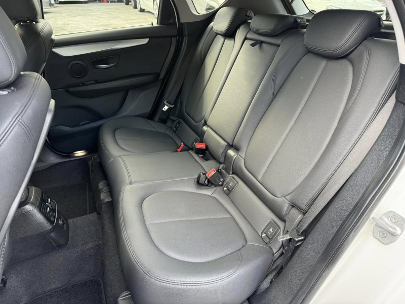 BMW/ 寶馬  2 SERIES  218i 金鑽店~BMW218i 白 主要配備有 循跡防滑 斜坡起步輔助 胎壓監控 6安 免鑰啟動車門 定速 倒車影像 光感應頭燈 雨滴感應雨刷 電動折疊後視鏡 分區恆溫空調 雙電動座椅 粉塵過濾器 後座出風口 LED日行燈 頭燈 尾燈 等多項配備！ | 新北市汽車商業同業公會｜TACA優良車商聯盟｜中古、二手車買車賣車公會認證保固