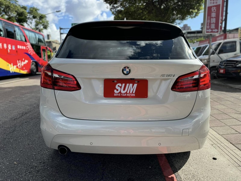 BMW/ 寶馬  2 SERIES  218i 金鑽店~BMW218i 白 主要配備有 循跡防滑 斜坡起步輔助 胎壓監控 6安 免鑰啟動車門 定速 倒車影像 光感應頭燈 雨滴感應雨刷 電動折疊後視鏡 分區恆溫空調 雙電動座椅 粉塵過濾器 後座出風口 LED日行燈 頭燈 尾燈 等多項配備！ | 新北市汽車商業同業公會｜TACA優良車商聯盟｜中古、二手車買車賣車公會認證保固