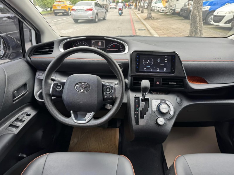 Toyota  SIENTA 金鑽店~SIENTA 1.8 雙電滑門 車道偏離 變換輔助系統 AEB自動緊急煞車系統 遠光燈自動控制 胎壓監控 斜坡起步輔助 循跡防滑 8安 免鑰啟動車門鎖 定速 光感應頭燈 電動摺疊後視鏡 盲點偵測 藍芽通訊 方向盤快控鍵 恆溫空調 後座出風口 粉塵過濾器 LED日行燈 等多項配備！ | 新北市汽車商業同業公會｜TACA優良車商聯盟｜中古、二手車買車賣車公會認證保固
