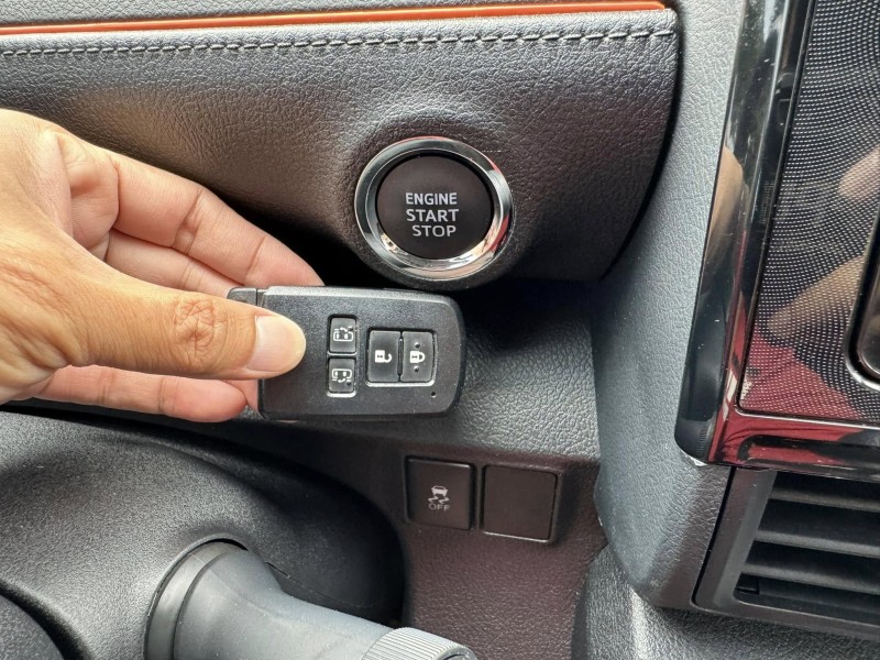 Toyota  SIENTA 金鑽店~SIENTA 1.8 雙電滑門 車道偏離 變換輔助系統 AEB自動緊急煞車系統 遠光燈自動控制 胎壓監控 斜坡起步輔助 循跡防滑 8安 免鑰啟動車門鎖 定速 光感應頭燈 電動摺疊後視鏡 盲點偵測 藍芽通訊 方向盤快控鍵 恆溫空調 後座出風口 粉塵過濾器 LED日行燈 等多項配備！ | 新北市汽車商業同業公會｜TACA優良車商聯盟｜中古、二手車買車賣車公會認證保固