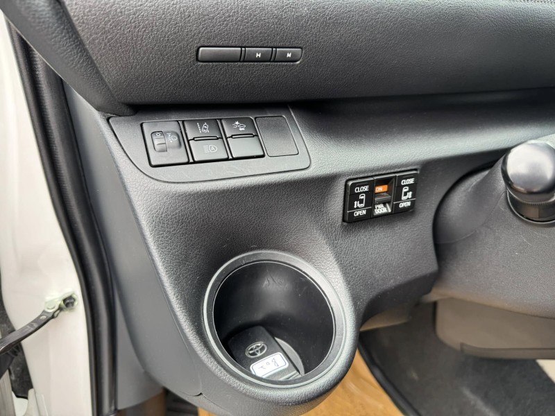 Toyota  SIENTA 金鑽店~SIENTA 1.8 雙電滑門 車道偏離 變換輔助系統 AEB自動緊急煞車系統 遠光燈自動控制 胎壓監控 斜坡起步輔助 循跡防滑 8安 免鑰啟動車門鎖 定速 光感應頭燈 電動摺疊後視鏡 盲點偵測 藍芽通訊 方向盤快控鍵 恆溫空調 後座出風口 粉塵過濾器 LED日行燈 等多項配備！ | 新北市汽車商業同業公會｜TACA優良車商聯盟｜中古、二手車買車賣車公會認證保固