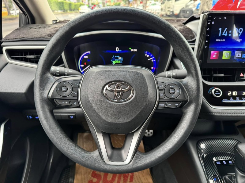 Toyota  Altis 金鑽店~ALTIS油電 里程保證只跑3萬多公里!! 車況超優 主要配備有，ACC自動跟車升級全速域 車道偏離 車道變換 車道維持 循跡防滑 斜坡起步輔助 AEB自動煞停 遠光燈自動控制 胎壓監控 9安 免鑰啟動車門鎖 定速 盲點偵測 安卓機 導航 倒車影像 恆溫空調 粉塵過濾器 後座出風口 LED日行燈 等超多項配備！ | 新北市汽車商業同業公會｜TACA優良車商聯盟｜中古、二手車買車賣車公會認證保固