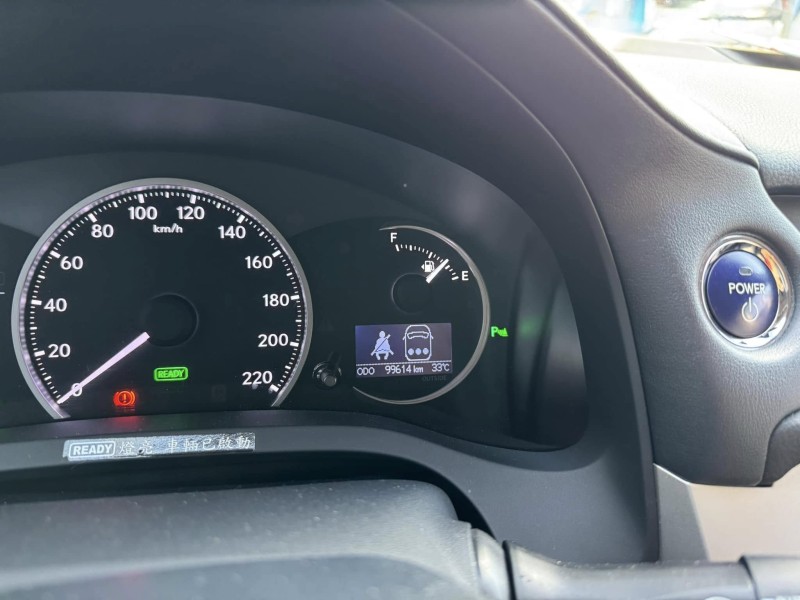 Lexus  CT200H 金鑽店~CT200h 白 油電混合 1.8 省油省稅 主要配備有，循跡防滑 免鑰啟動車門鎖 定速 光感應頭燈 感應雨刷 10安 方向盤快控鍵 分區恆溫空調 駕駛座電動座椅 雙前座電熱椅 LED日行燈 尾燈 等多項配備！ | 新北市汽車商業同業公會｜TACA優良車商聯盟｜中古、二手車買車賣車公會認證保固
