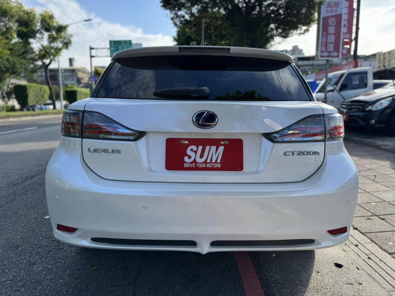 Lexus  CT200H 金鑽店~CT200h 白 油電混合 1.8 省油省稅 主要配備有，循跡防滑 免鑰啟動車門鎖 定速 光感應頭燈 感應雨刷 10安 方向盤快控鍵 分區恆溫空調 駕駛座電動座椅 雙前座電熱椅 LED日行燈 尾燈 等多項配備！ | 新北市汽車商業同業公會｜TACA優良車商聯盟｜中古、二手車買車賣車公會認證保固