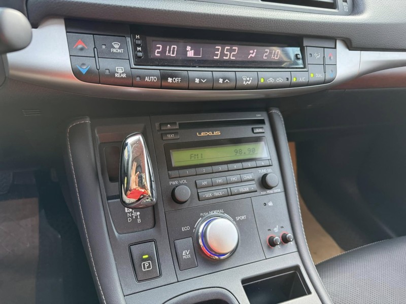 Lexus  CT200H 金鑽店~CT200h 白 油電混合 1.8 省油省稅 主要配備有，循跡防滑 免鑰啟動車門鎖 定速 光感應頭燈 感應雨刷 10安 方向盤快控鍵 分區恆溫空調 駕駛座電動座椅 雙前座電熱椅 LED日行燈 尾燈 等多項配備！ | 新北市汽車商業同業公會｜TACA優良車商聯盟｜中古、二手車買車賣車公會認證保固