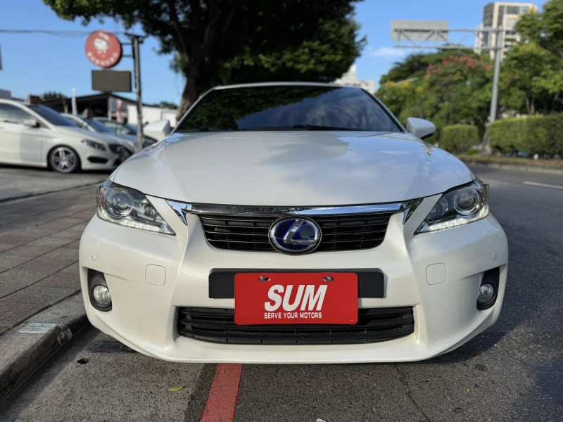 Lexus  CT200H 金鑽店~CT200h 白 油電混合 1.8 省油省稅 主要配備有，循跡防滑 免鑰啟動車門鎖 定速 光感應頭燈 感應雨刷 10安 方向盤快控鍵 分區恆溫空調 駕駛座電動座椅 雙前座電熱椅 LED日行燈 尾燈 等多項配備！ | 新北市汽車商業同業公會｜TACA優良車商聯盟｜中古、二手車買車賣車公會認證保固