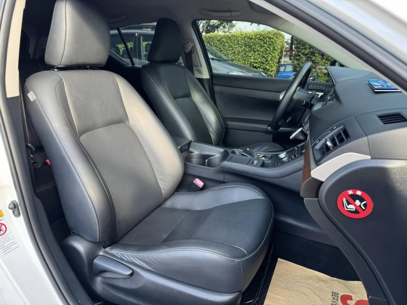Lexus  CT200H 金鑽店~CT200h 白 油電混合 1.8 省油省稅 主要配備有，循跡防滑 免鑰啟動車門鎖 定速 光感應頭燈 感應雨刷 10安 方向盤快控鍵 分區恆溫空調 駕駛座電動座椅 雙前座電熱椅 LED日行燈 尾燈 等多項配備！ | 新北市汽車商業同業公會｜TACA優良車商聯盟｜中古、二手車買車賣車公會認證保固