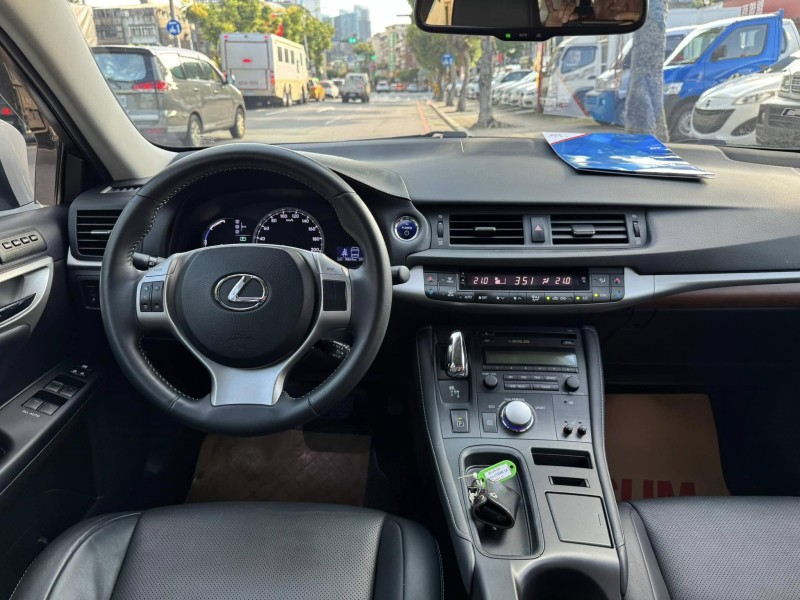 Lexus  CT200H 金鑽店~CT200h 白 油電混合 1.8 省油省稅 主要配備有，循跡防滑 免鑰啟動車門鎖 定速 光感應頭燈 感應雨刷 10安 方向盤快控鍵 分區恆溫空調 駕駛座電動座椅 雙前座電熱椅 LED日行燈 尾燈 等多項配備！ | 新北市汽車商業同業公會｜TACA優良車商聯盟｜中古、二手車買車賣車公會認證保固