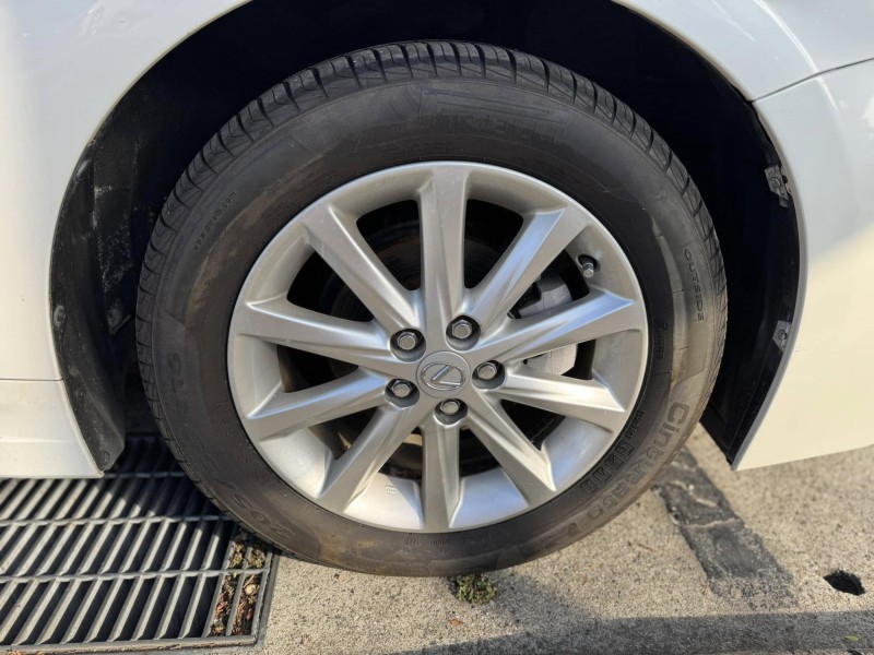 Lexus  CT200H 金鑽店~CT200h 白 油電混合 1.8 省油省稅 主要配備有，循跡防滑 免鑰啟動車門鎖 定速 光感應頭燈 感應雨刷 10安 方向盤快控鍵 分區恆溫空調 駕駛座電動座椅 雙前座電熱椅 LED日行燈 尾燈 等多項配備！ | 新北市汽車商業同業公會｜TACA優良車商聯盟｜中古、二手車買車賣車公會認證保固