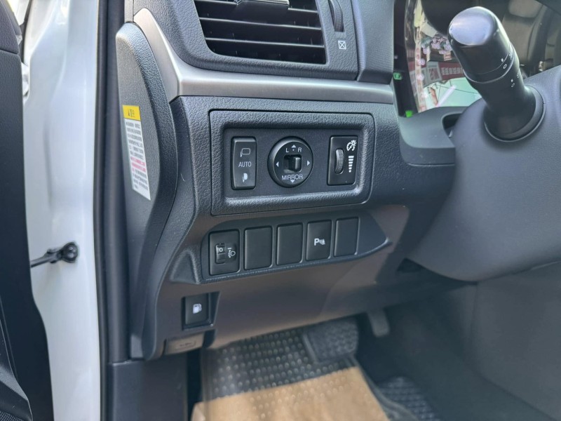 Lexus  CT200H 金鑽店~CT200h 白 油電混合 1.8 省油省稅 主要配備有，循跡防滑 免鑰啟動車門鎖 定速 光感應頭燈 感應雨刷 10安 方向盤快控鍵 分區恆溫空調 駕駛座電動座椅 雙前座電熱椅 LED日行燈 尾燈 等多項配備！ | 新北市汽車商業同業公會｜TACA優良車商聯盟｜中古、二手車買車賣車公會認證保固