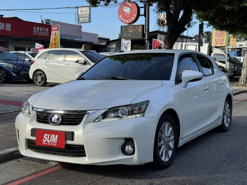 Lexus  CT200H 金鑽店~CT200h 白 油電混合 1.8 省油省稅 主要配備有，循跡防滑 免鑰啟動車門鎖 定速 光感應頭燈 感應雨刷 10安 方向盤快控鍵 分區恆溫空調 駕駛座電動座椅 雙前座電熱椅 LED日行燈 尾燈 等多項配備！ | 新北市汽車商業同業公會｜TACA優良車商聯盟｜中古、二手車買車賣車公會認證保固